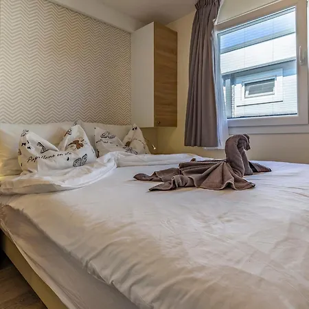 Mobile Superior-9 By Interhome بولا
